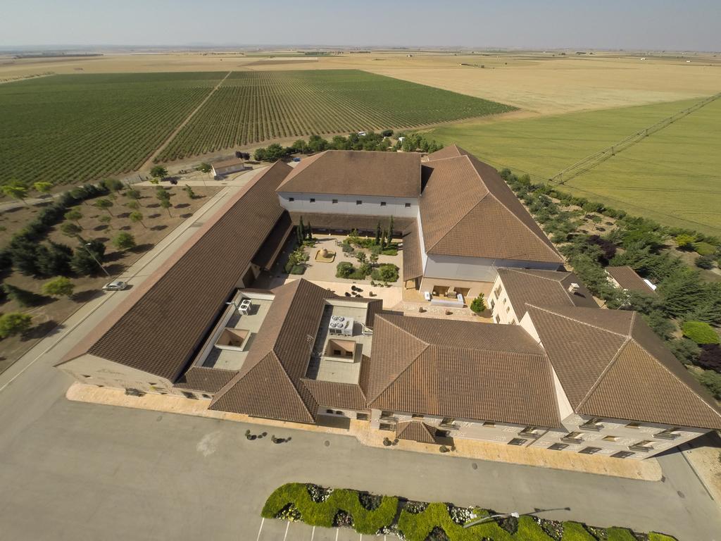 Bodegas Hacienda Albae Guest House Argamasilla De Alba ภายนอก รูปภาพ