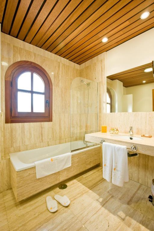 Bodegas Hacienda Albae Guest House Argamasilla De Alba ห้อง รูปภาพ